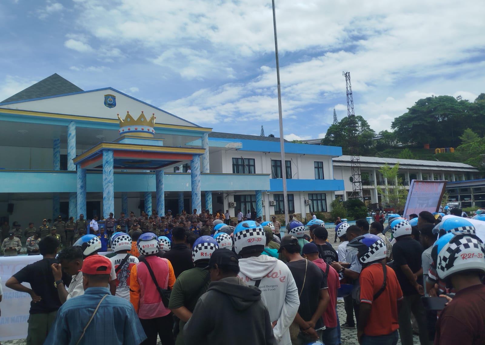 Kawal Demo Tolak Maxim di Kantor Bupati, Polres Raja Ampat Terjunkan 50 Personel Gabungan