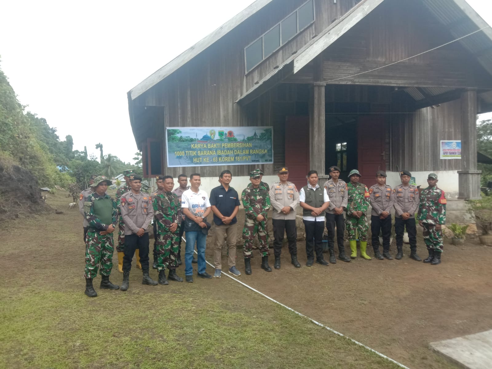 Sinergitas Tanpa Batas, Personel Polres Raja Ampat Ikuti Karya Bakti Serentak HUT Korem 181/PVT