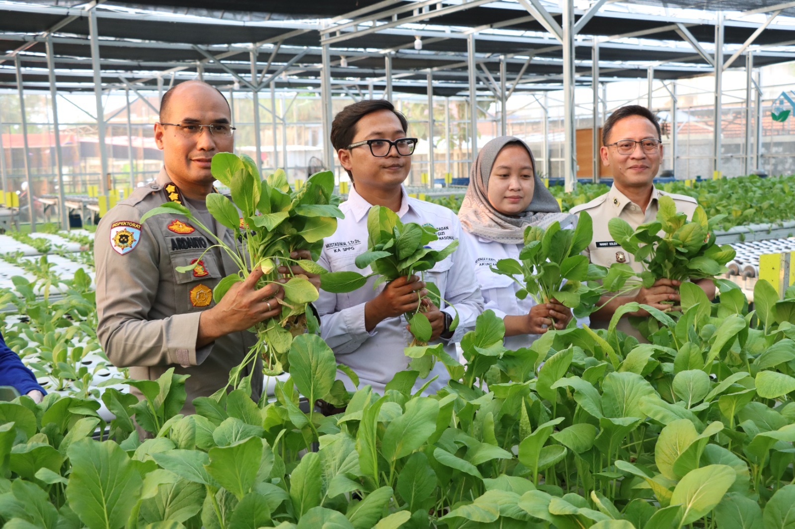 Polda Metro Jaya Bersama Polres Jakbar Panen Sawi Hidroponik dan Ikan untuk Ribuan Penerima Manfaat SPBG Palmerah