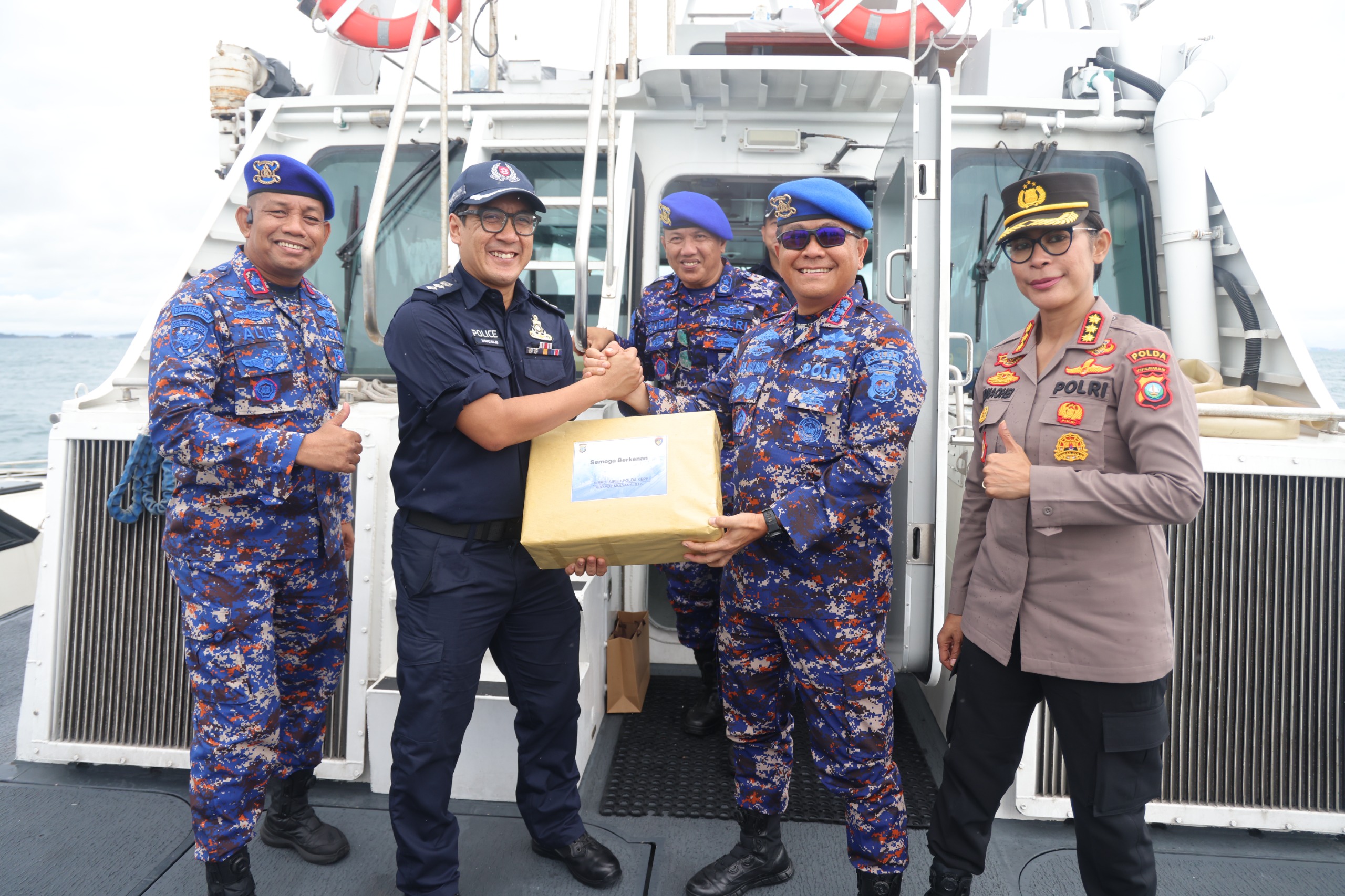PATROLI PERAIRAN DAN RENDEZVOUS, DITPOLAIRUD POLDA KEPRI PERKUAT KERJA SAMA PENGAMANAN LAUT DENGAN SINGAPORE POLICE COAST GUARD