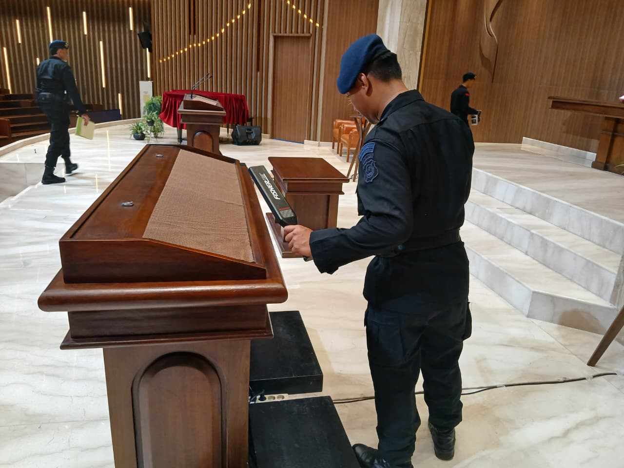 Jelang Perayaan Kenaikan Yesus Kristus, Tim Jibom Gegana Brimob Sumut Lakukan Sterilisasi Sejumlah Gereja di Medan