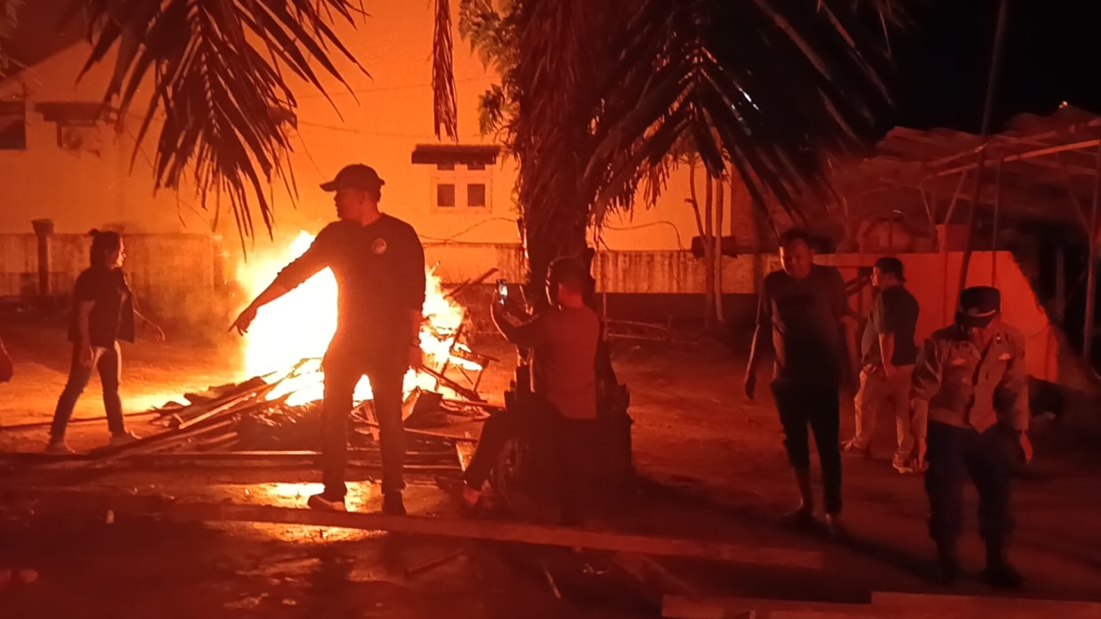 Warga dan Lurah Aek Kanopan Timur Apresiasi Polda Sumut Gerebek dan Bakar Barak Narko