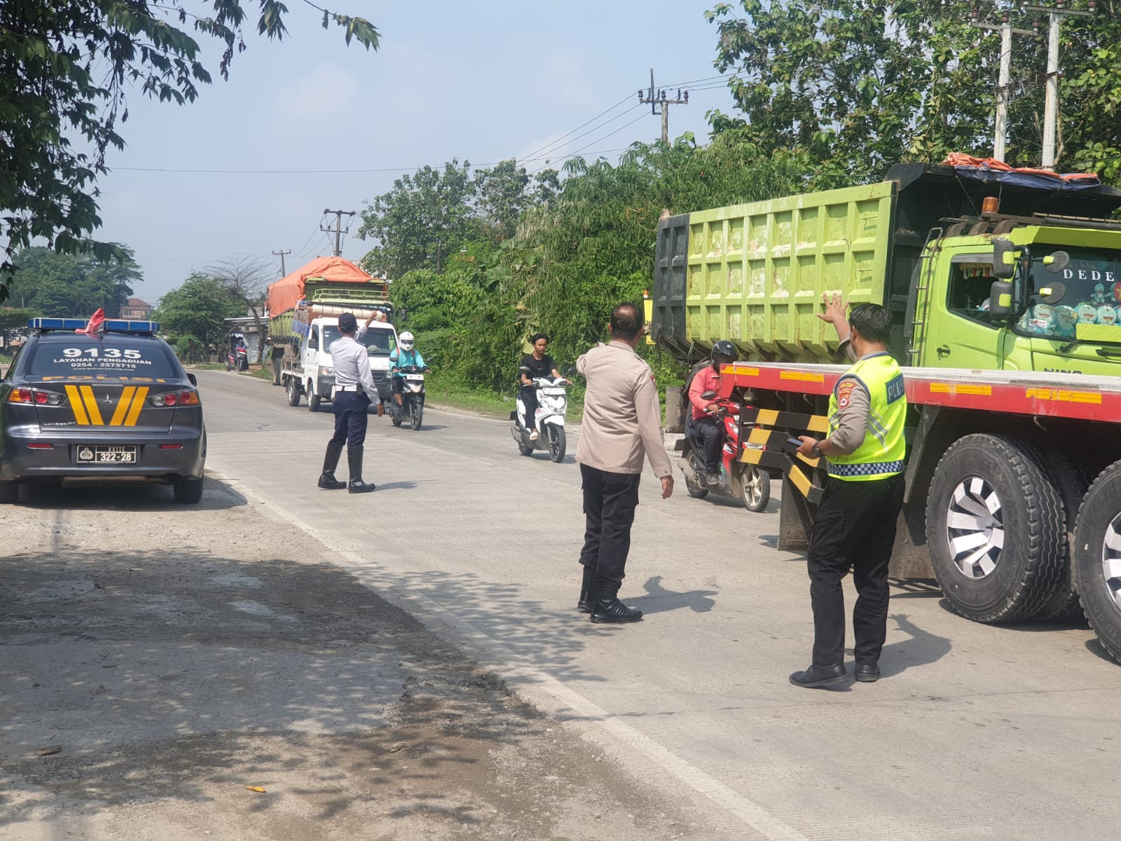 Petugas Gabungan Polres Serang Sekat Truk Tambang di Jawilan Dukung SK Gubernur Banten Nomor 567 Tahun 2025 