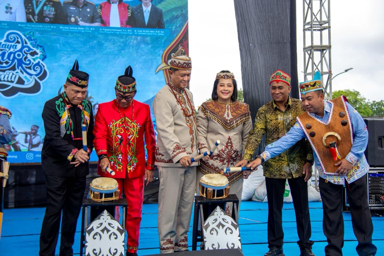 Dukung Kelestarian Budaya, Kapolda Kalteng Hadiri Karnaval Isen Mulang 2026