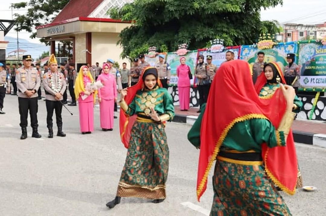 Kental Adat Kaili, Mako Polda Sulteng Sambut Hangat Kapolda Baru Brigjen Pol. Nasri dengan Tradisi Jajar Hormat