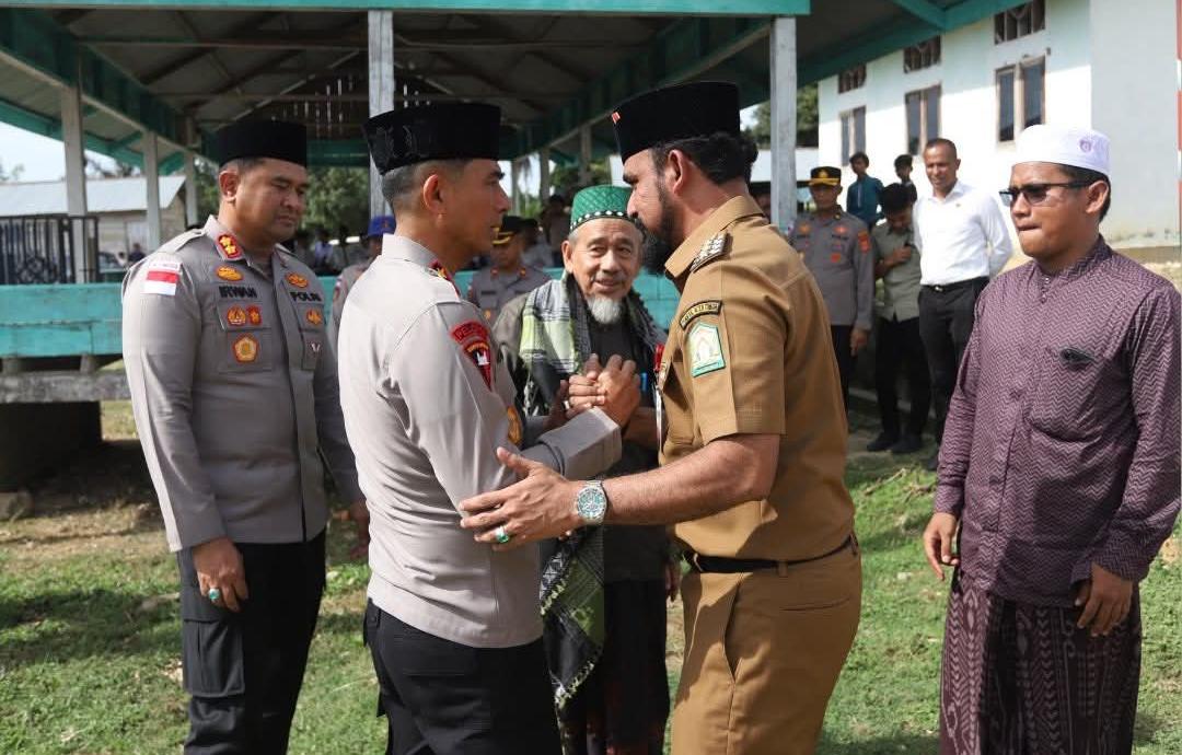 Sambangi Aceh Timur, Kapolda Aceh Serahkan Sapi Kurban ke Dayah Al Maimanah Jelang Hari Raya Iduladha 1447 H