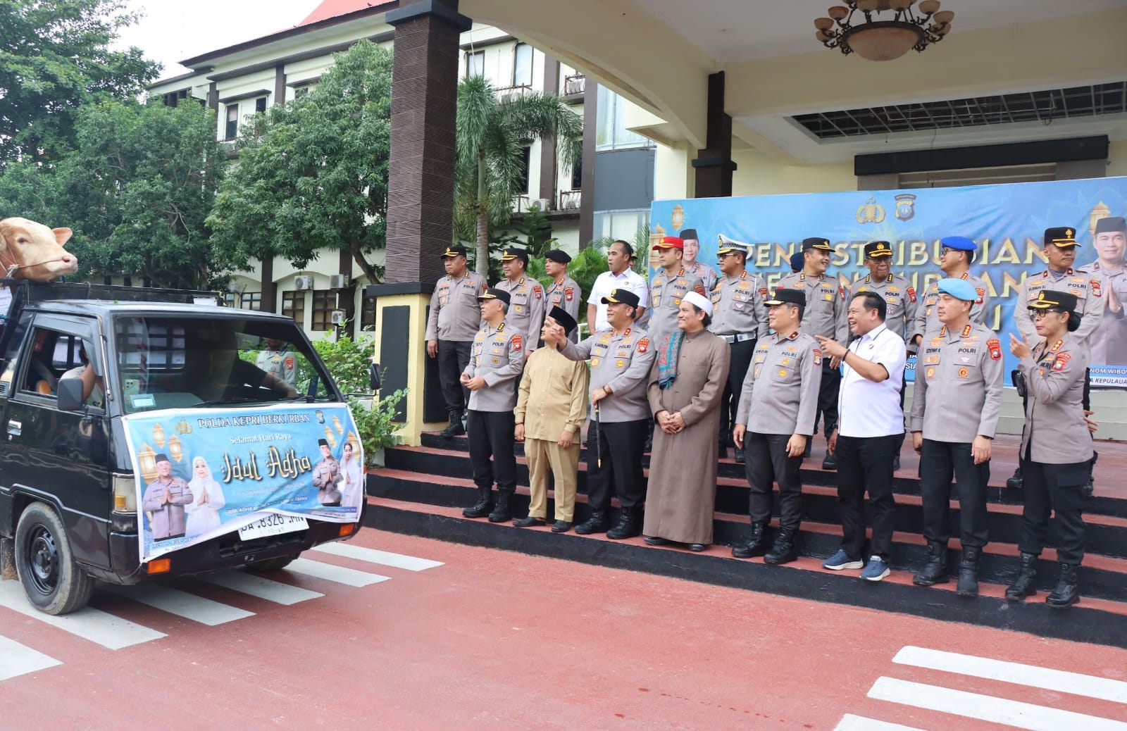 Polda Kepri Distribusikan 230 Hewan Qurban Idul Adha 1447 H Untuk Masyarakat di Wilayah Kepulauan Riau