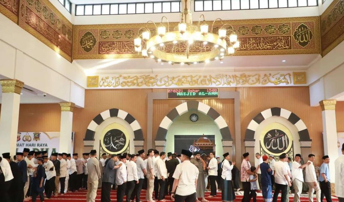 Khidmat dan Penuh Berkah, Kapolda Jabar, Personel, dan Warga Menyatu dalam Kehangatan Idul Adha 1447 H
