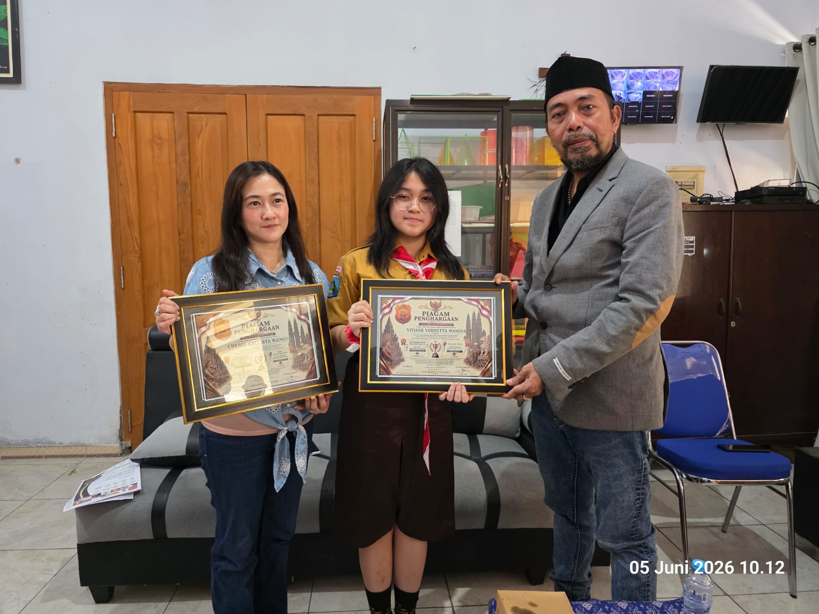 Sambangi Sekolah, Ketum Fast Respon Counter Polri Apresiasi Dua Siswi Banyuwangi Juara di CUMF 2026 Malaysia
