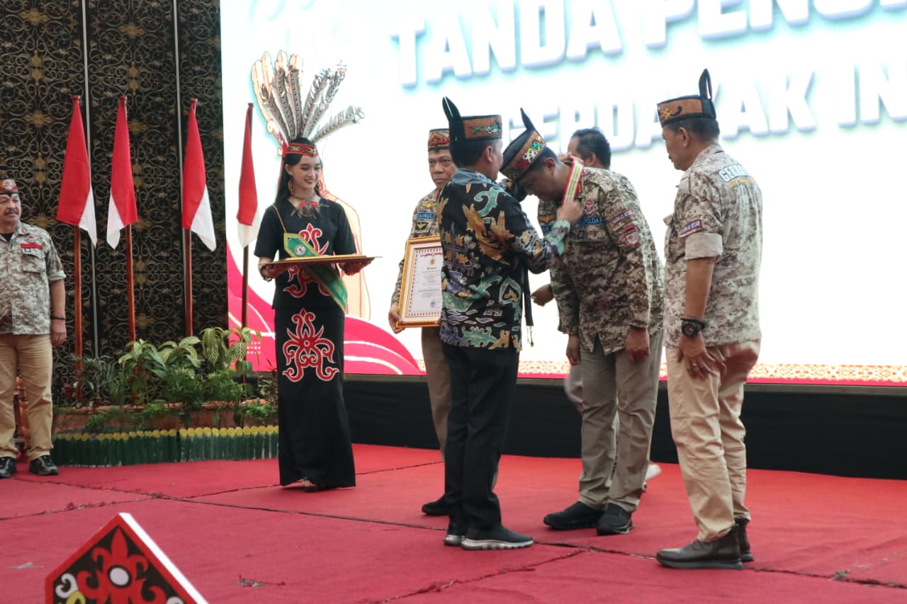 Kapolda Kalteng Terima Penghargaan Tingang Menteng Bapenyang Simpei dari Gerdayak Indonesia