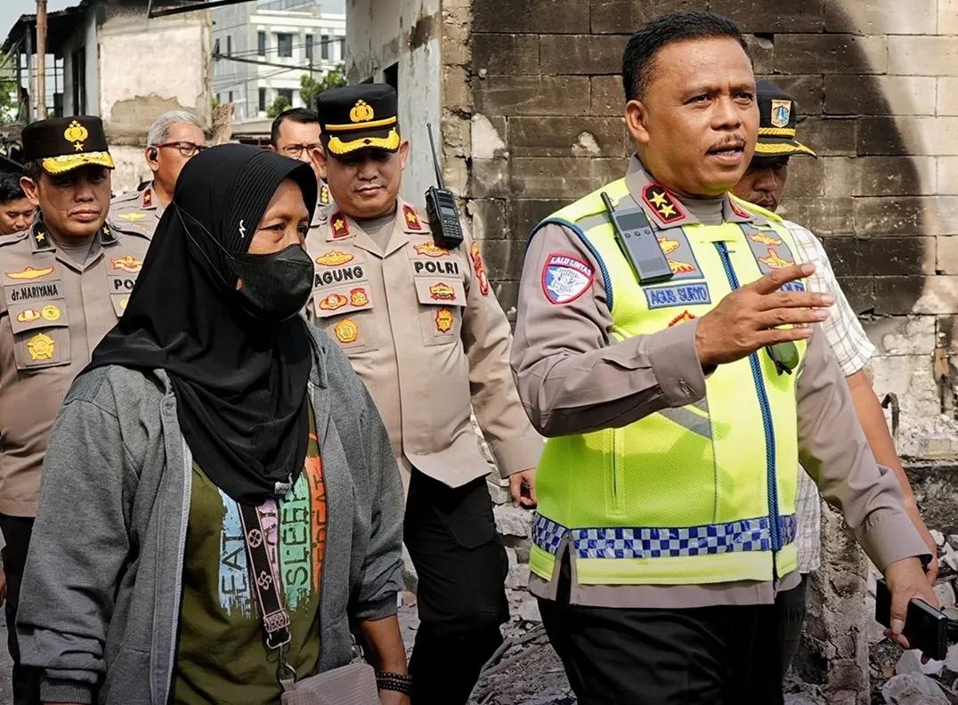Sentuhan Kasih Polri di Kemayoran: Kakorlantas Wakili Kapolri Salurkan Bansos untuk Korban Kebakaran