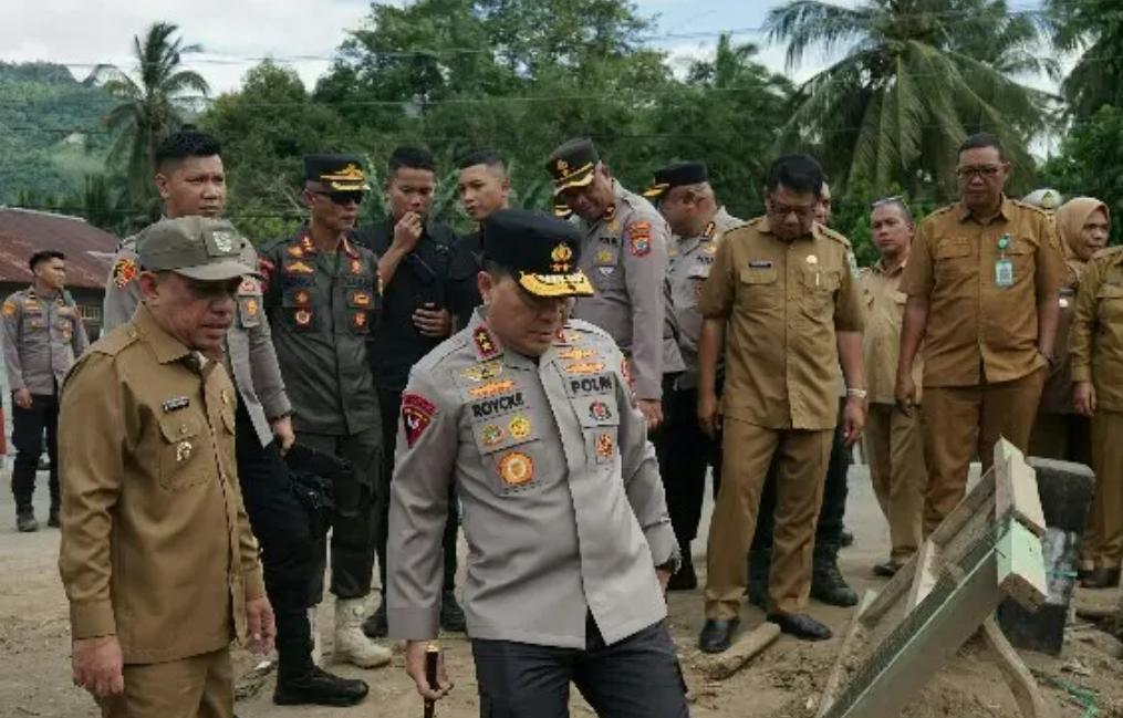 Sentuh Korban Banjir Bandang Bolmong, Kapolda Sulut dan Ketua Bhayangkari Salurkan Bantuan ke Solimandungan 2