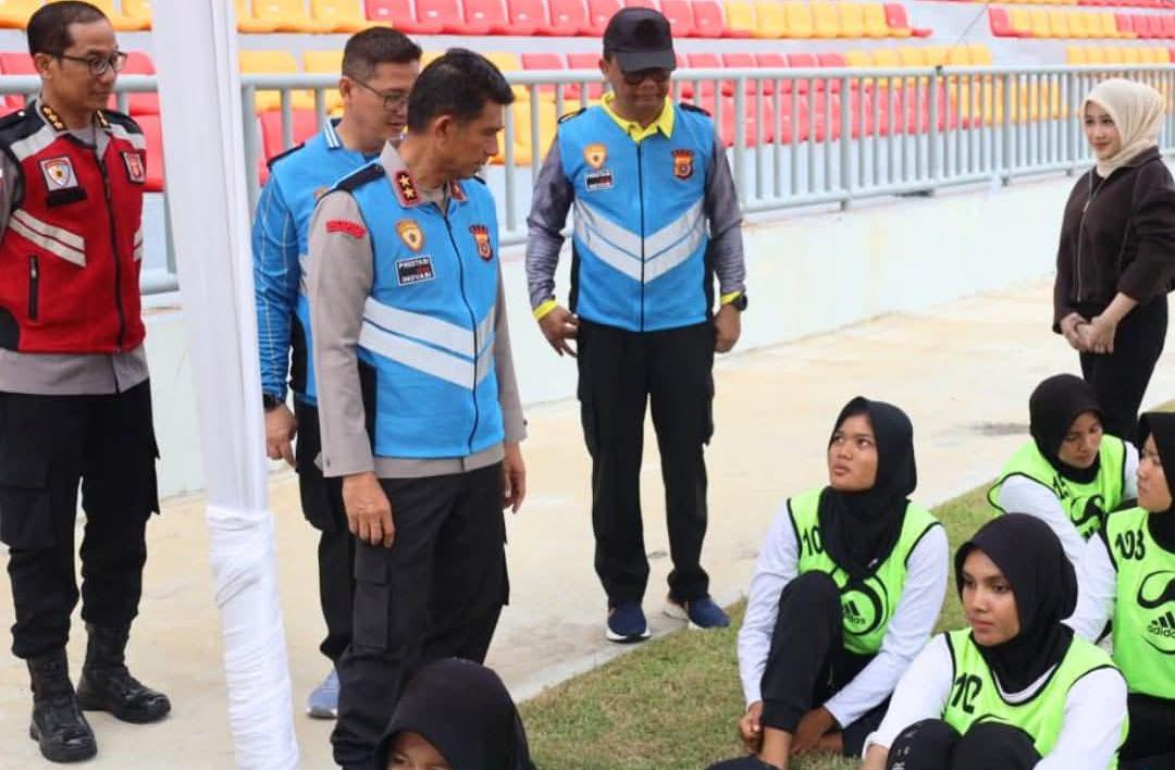 Kapolda Aceh Tinjau Langsung Uji Kesamaptaan Jasmani 170 Casis Bintara di Stadion Harapan Bangsa