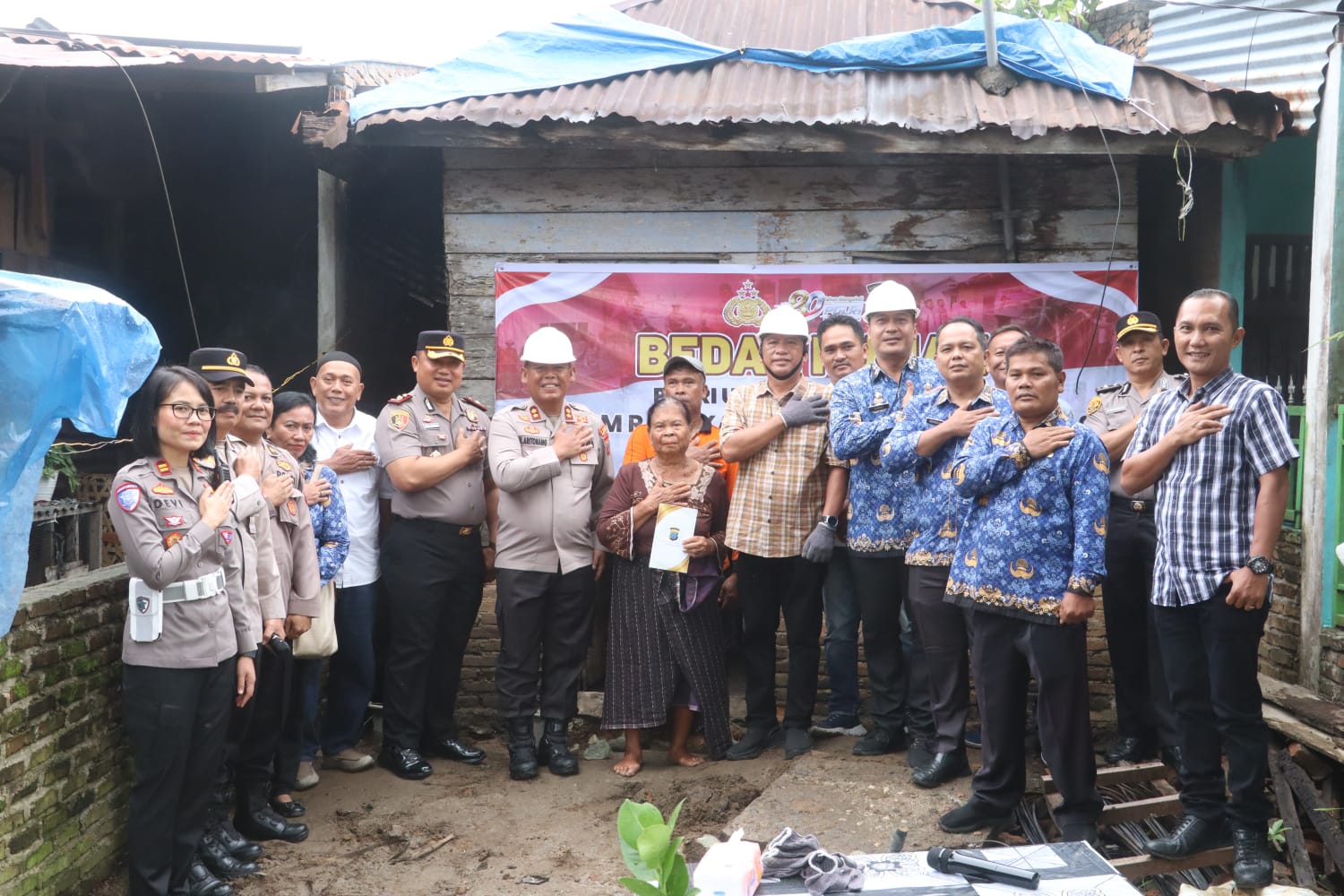 Sambut Hari Bhayangkara ke-80, Kapolres Simalungun Gelar Bedah Rumah untuk Nenek 76 Tahun yang Tinggal di Hunian Tak Layak