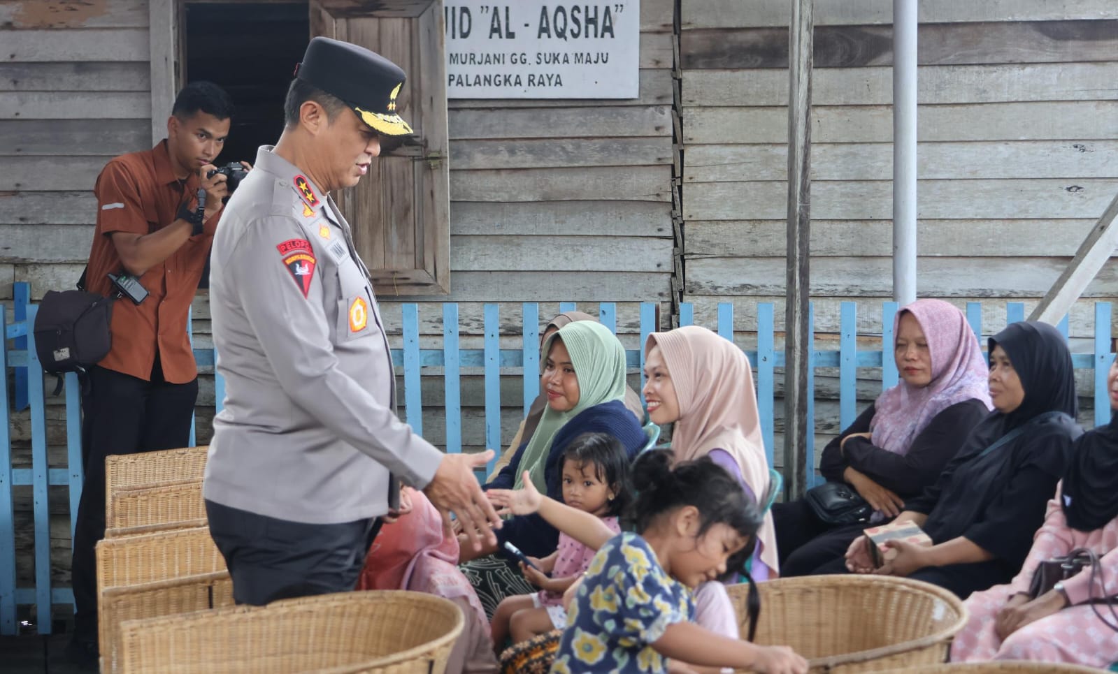 Polri Untuk Masyarakat, Polda Kalteng Salurkan Bansos dan Layanan Kesehatan untuk Korban Kebakaran di Palangka Raya