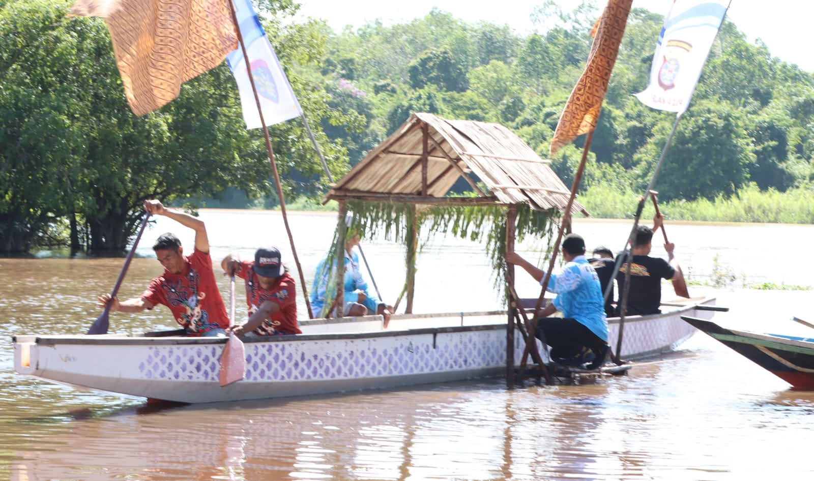 Lomba Besei Kambe Jadi Sarana Polda Kalteng Lestarikan Budaya Lokal Dimomen Hari Bhayangkara ke-80