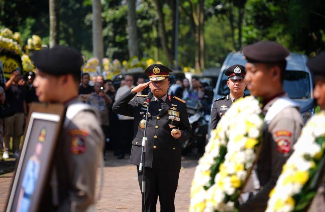Kakorlantas Polri Pimpin Upacara Pelepasan Jenazah Mantan Kapolda Jabar 2006 Irjen Pol. (Purn) Paiman