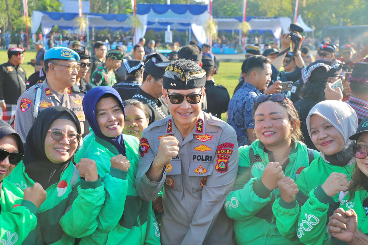 Kapolda Bali Pimpin Apel Siaga Kamtibmas, Satukan, Polri, TNI, Pecalang dan Masyarakat Bali Jaga Keamanan Pulau Dewata