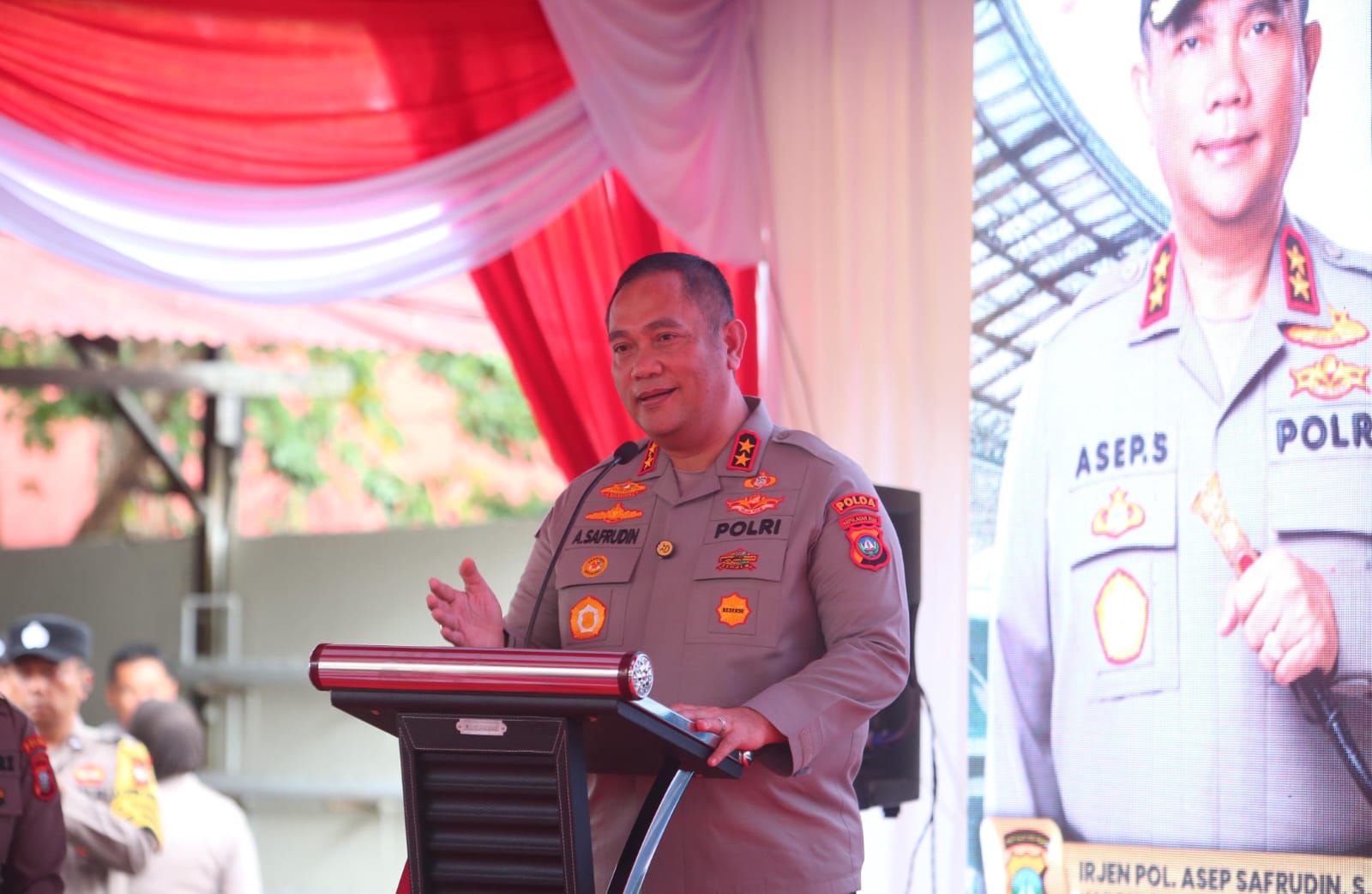 Kapolda Kepri Hadir di Tengah Masyarakat Sekupang, Bawa Semangat Bhayangkara Lewat Nobar Piala Dunia dan Baksos