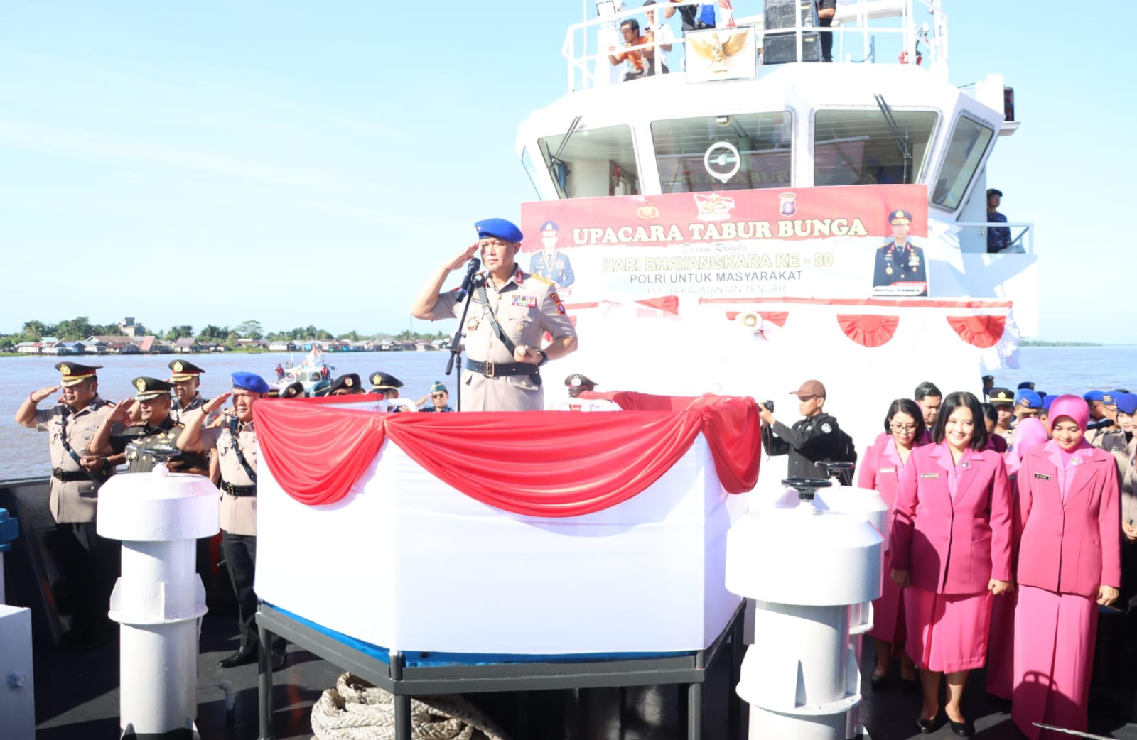 Kenang Jasa Pahlawan, Polda Kalteng Gelar Tabur Bunga di DAS Kapuas