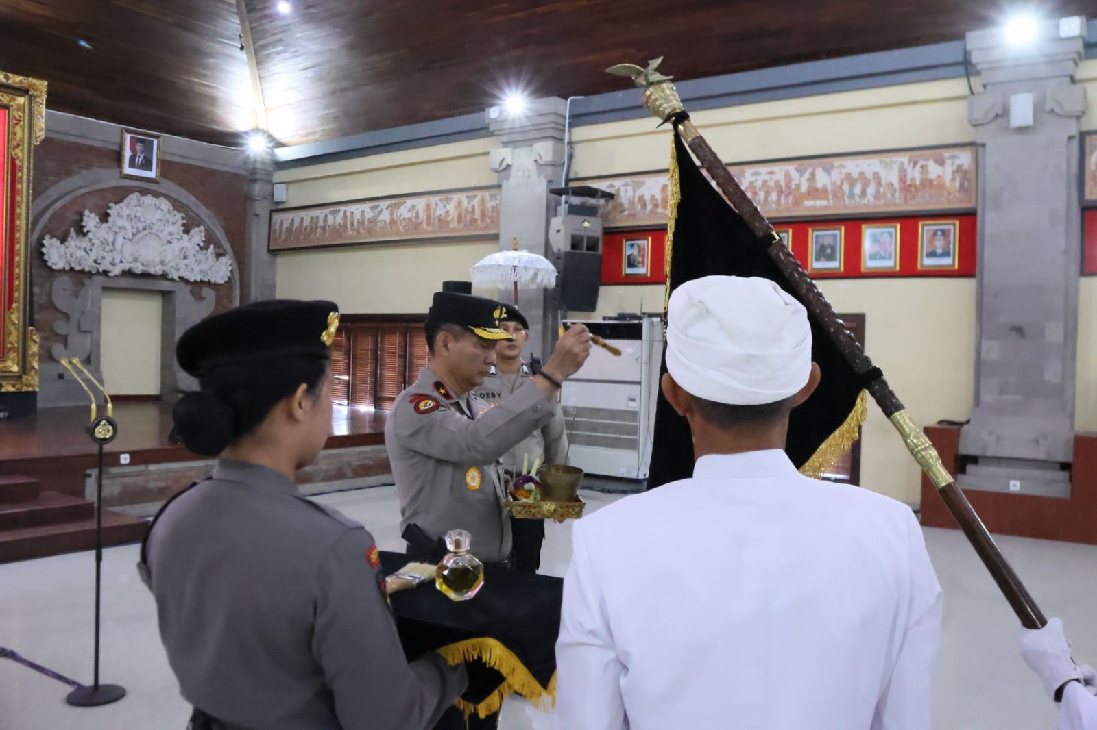 Sambut Hari Bhayangkara, Wakapolda Bali Pimpin Upacara Penyucian Pataka
