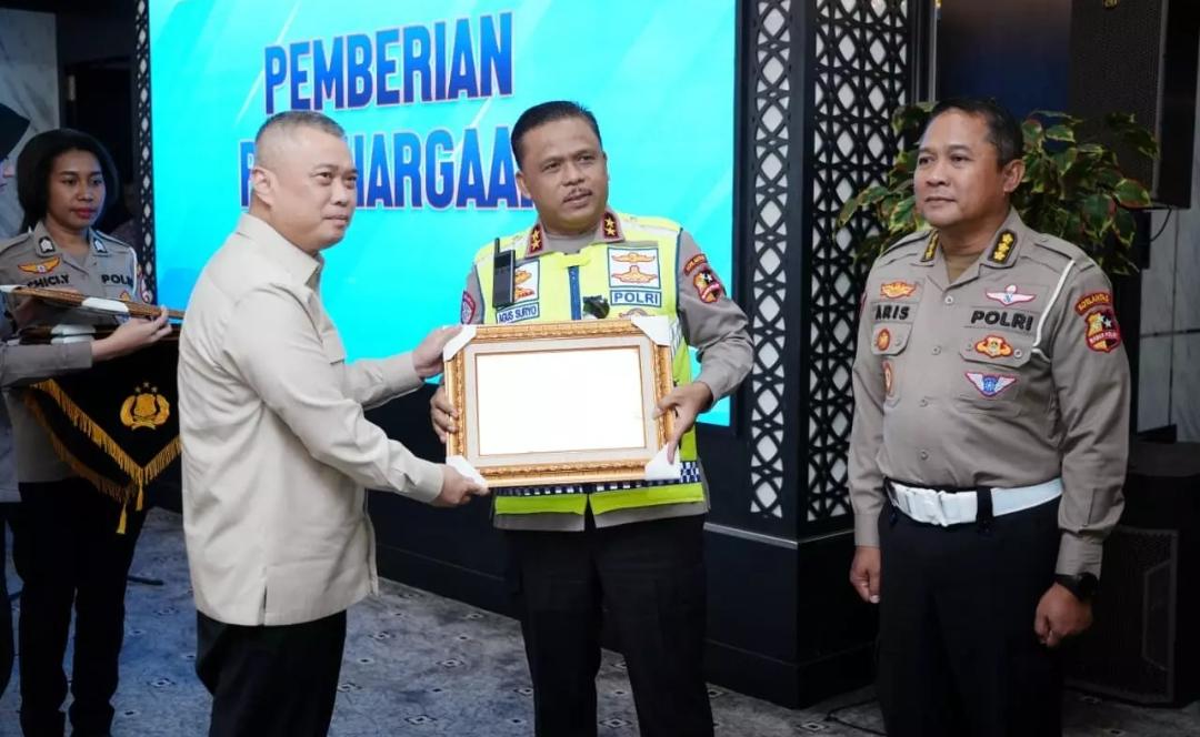 Sukses atas Kelancaran Angkutan Lebaran 2026, Korlantas Polri Raih Penghargaan dari Menhub