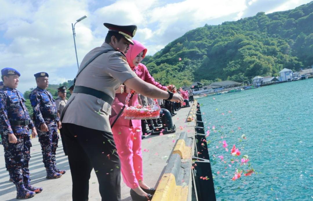 Jelang Hari Bhayangkara ke-80: Kapolres Boalemo Pimpin Upacara Tabur Bunga di Dermaga Tilamuta