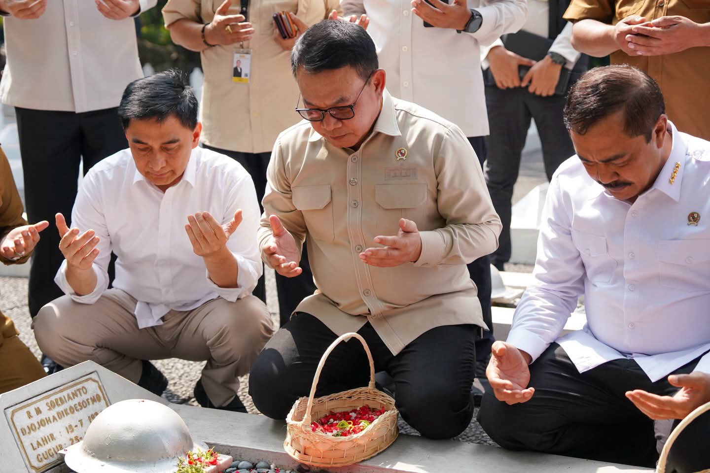 Menghormati Jasa Para Pahlawan, Menteri Imipas dan Kastaf Kepresidenan Ziarah ke Makam Paman Presiden Prabowo