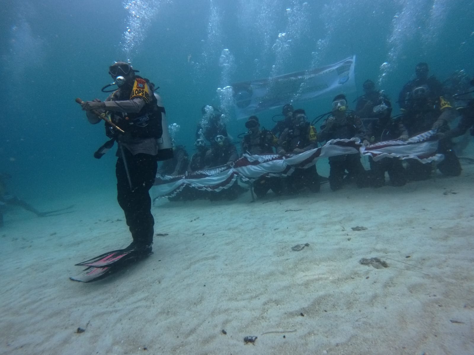 Spesial Hari Bhayangkara ke-80, Polres Raja Ampat Kibarkan Bendera Merah Putih di Dasar Laut Saonek