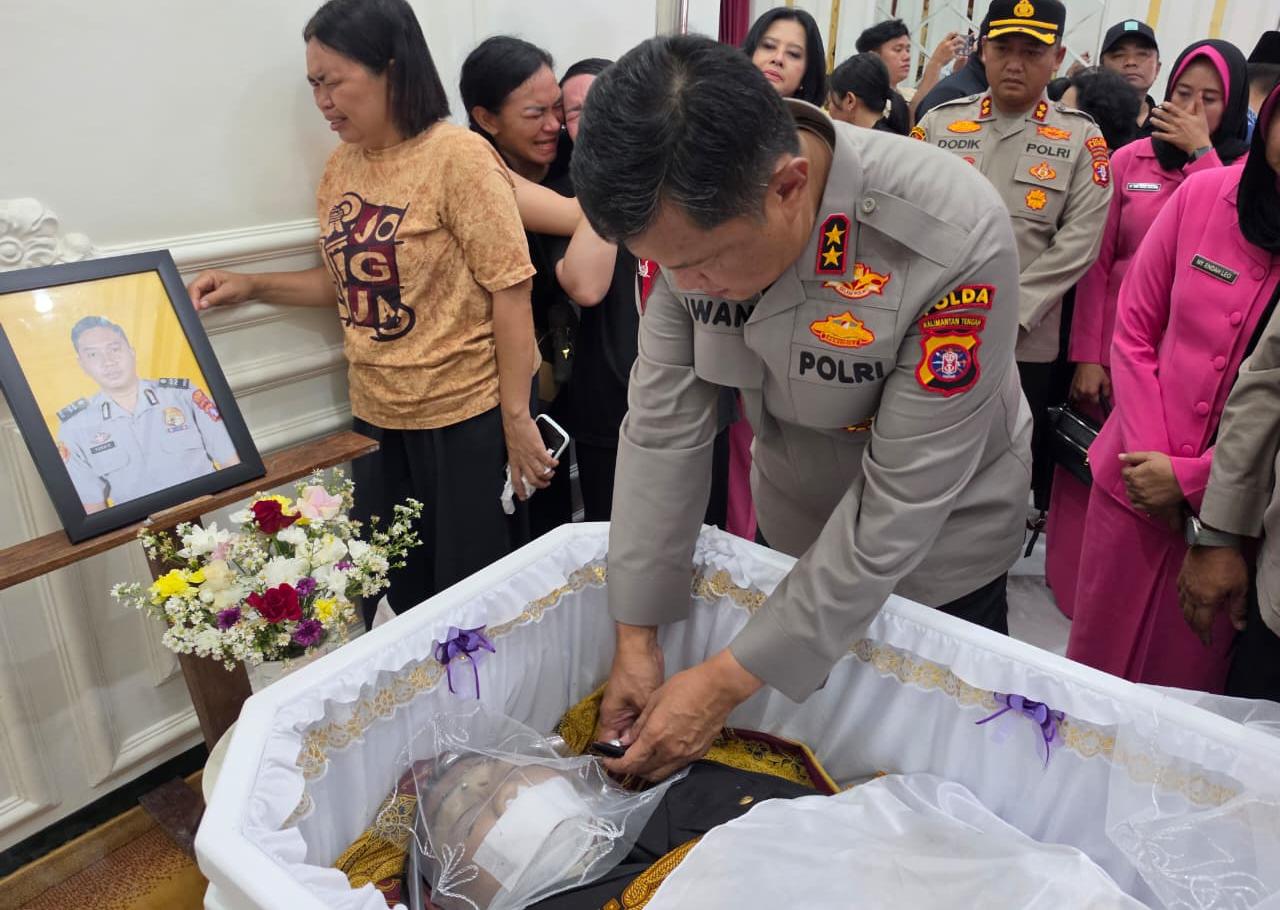 Kapolda dan Gubernur Kalteng Melayat ke Rumah Duka Aipda Yudhi Perdana Putra