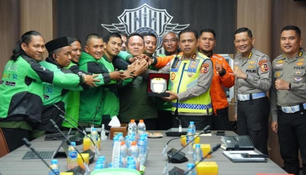 Air Mata Ojol Melepas Irjen Pol. Agus Suryonugroho Mantan Kakorlantas: Beliau Bukan Cuma Jenderal, Tapi Bapak Kami