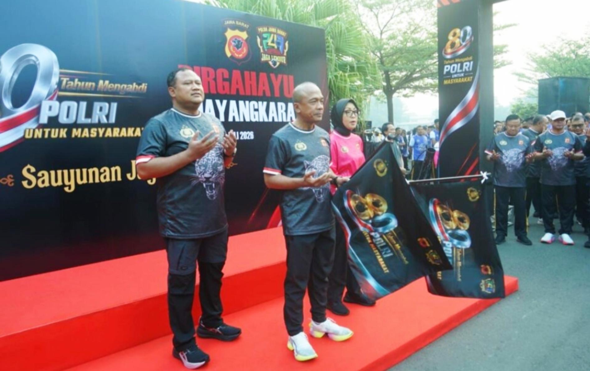 Rayakan HUT Bhayangkara ke-80, Ribuan Personel Polda Jabar Gelar Olahraga Bersama dan Panggung Hiburan