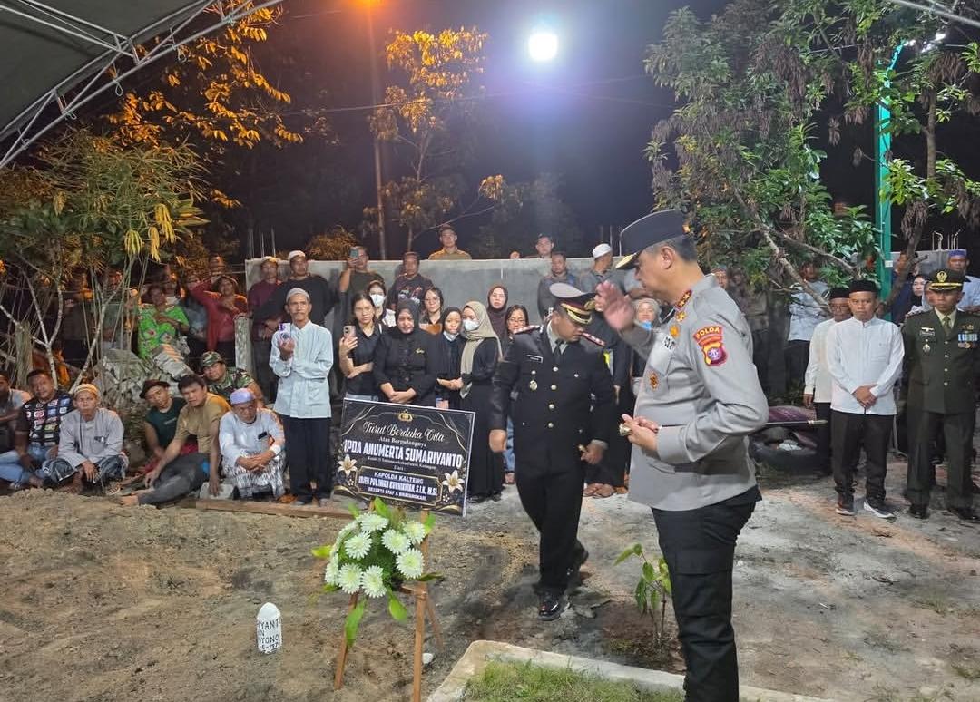 Gugur Gerebek Bandar Narkoba, Kapolda Kalteng Serahkan Pangkat Luar Biasa untuk Ipda Anumerta Sumariyanto