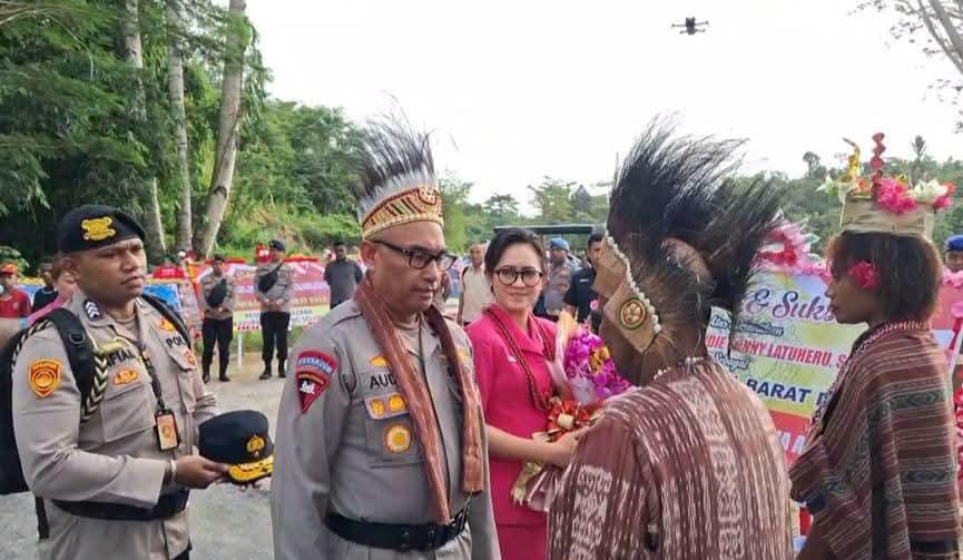 Prosesi Adat dan Pedang Pora Warnai Penyambutan Kapolda Papua Barat Daya Brigjen Pol. Yulius Audie Sonny Latuheru