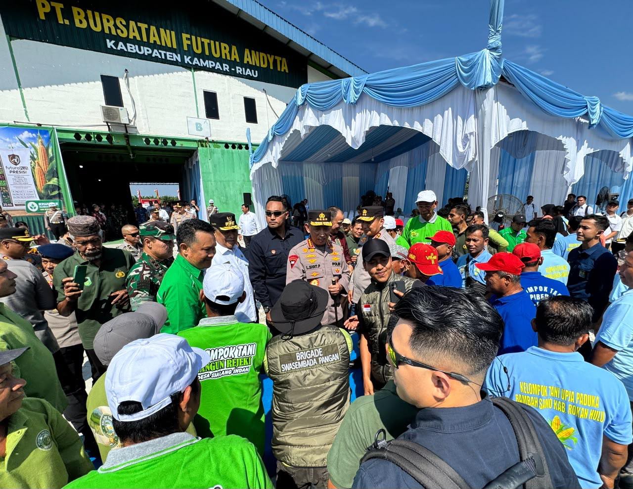 80 Ton Pupuk Batu Bara Disalurkan ke Petani Riau, Kapolri: Wujud Polri Hadir untuk Masyarakat