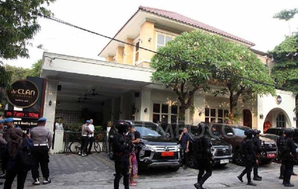 Penggeledahan Cafe de’CLAN Signature: Polisi Temukan Tumpukan USD dan SGD di dalam Brankas Rahasia