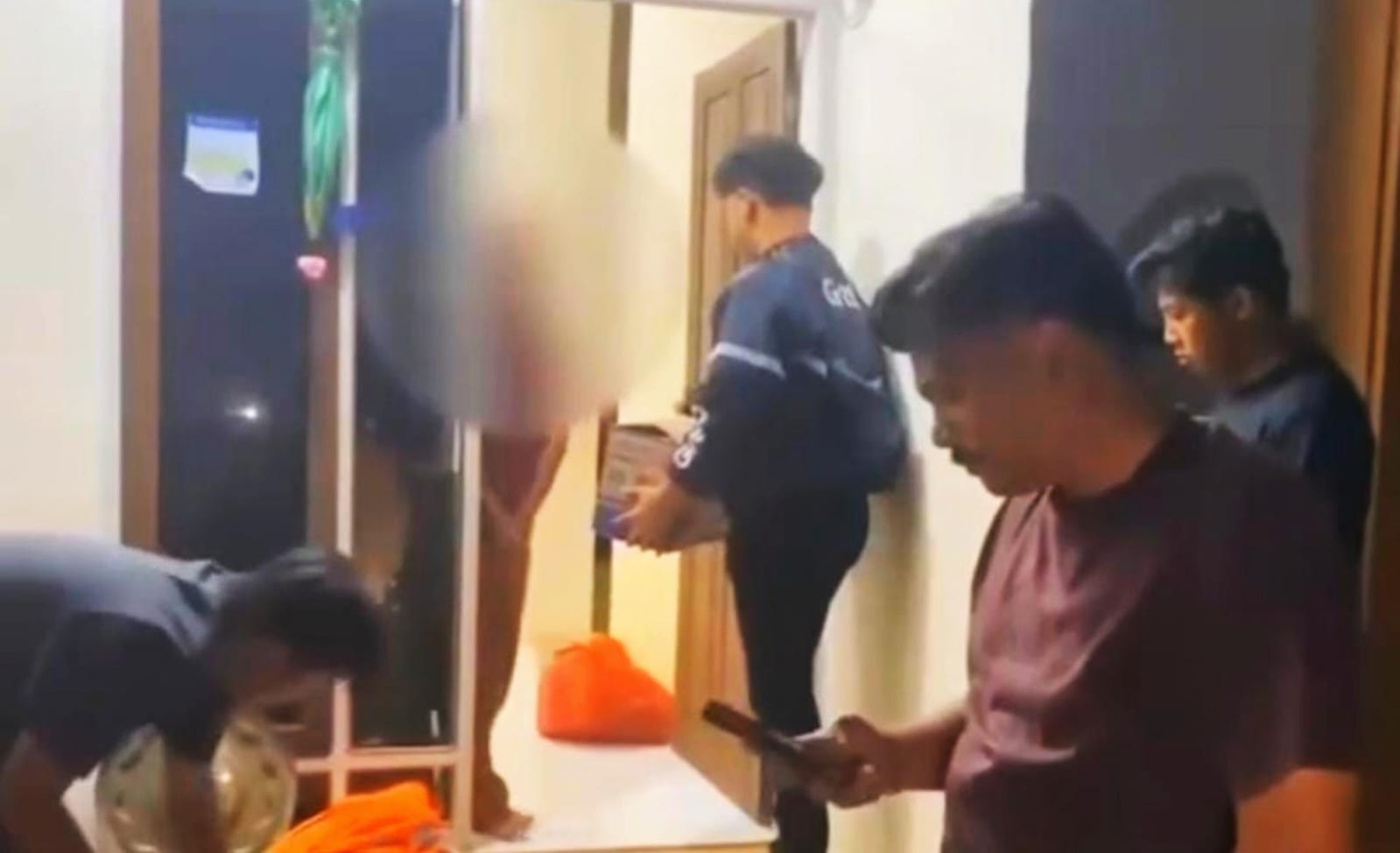 Kisah Haru di Balik Perburuan Buronan di Kendari: Selamatkan Keluarga Pelaku dari Kelaparan, Polisi Hadir Jadi Penolong