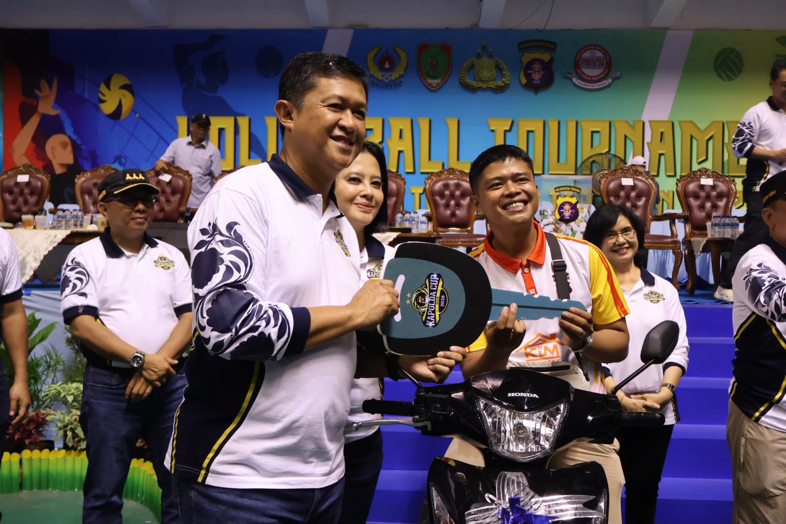 Tim Putra Polres Kobar dan Tim Putri Polres Barut Juara Turnamen Bola Voli Kapolda Cup 2, Gubernur Kalteng Serahkan Piala Bergilir