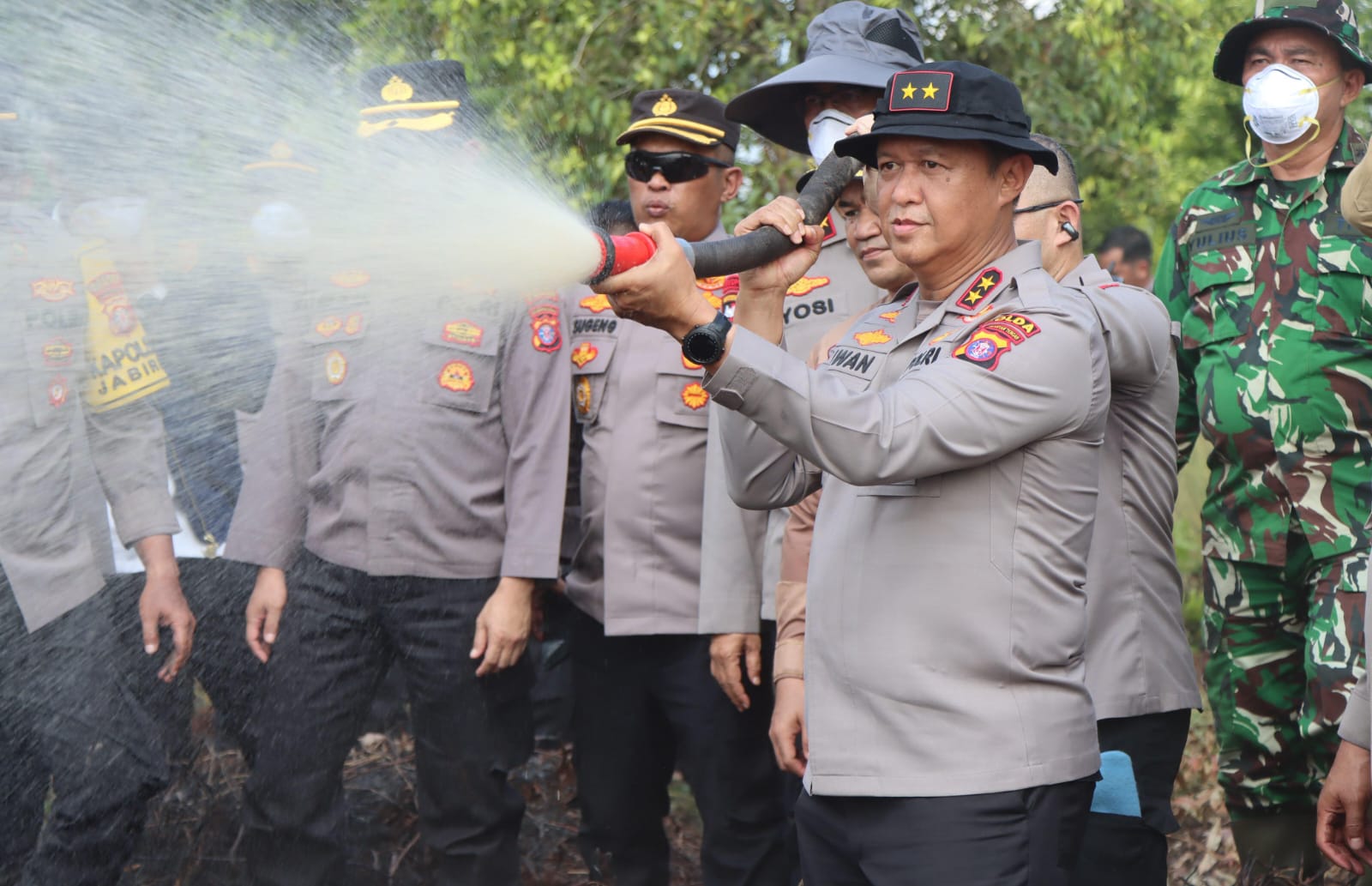Kapolda Kalteng Turun Langsung Padamkan Api di Tumbang Nusa