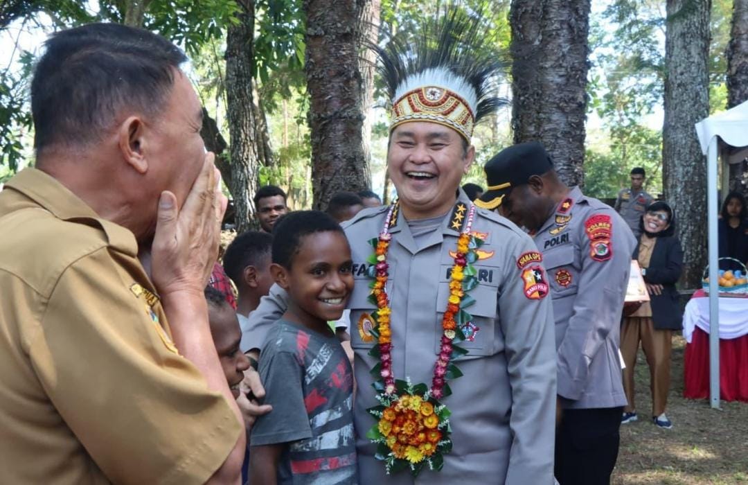 Senyum Anak-Anak Wesaput Sambut Kedatangan Komjen Pol. Fadil Imran di Pusat Olah Seni Jayawijaya