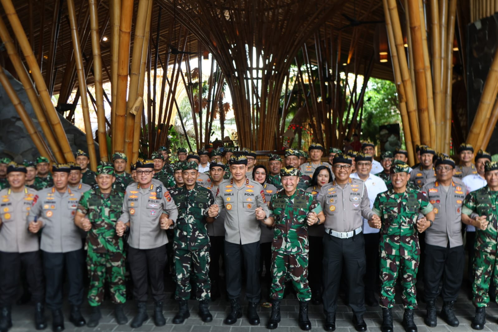 Satu Komando Jaga Bali, Kapolda Bali dan Pangdam IX/Udayana Perkokoh Soliditas TNI-Polri
