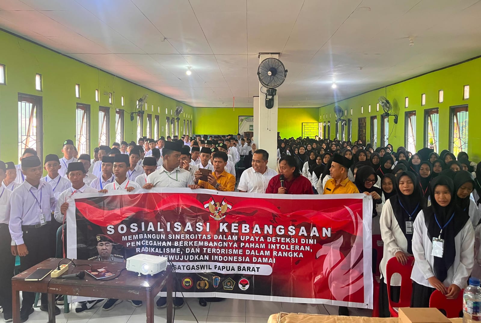 Bentengi Ratusan Pelajar dari Bahaya Radikalisme, Satgaswil Densus 88 Papua Barat Gelar Sosbang di MAN Kota Sorong