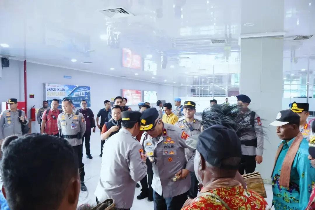 Kapolda Papua Barat Daya Sambut Kunjungan Astamaops Kapolri di Bandara Deo Sorong