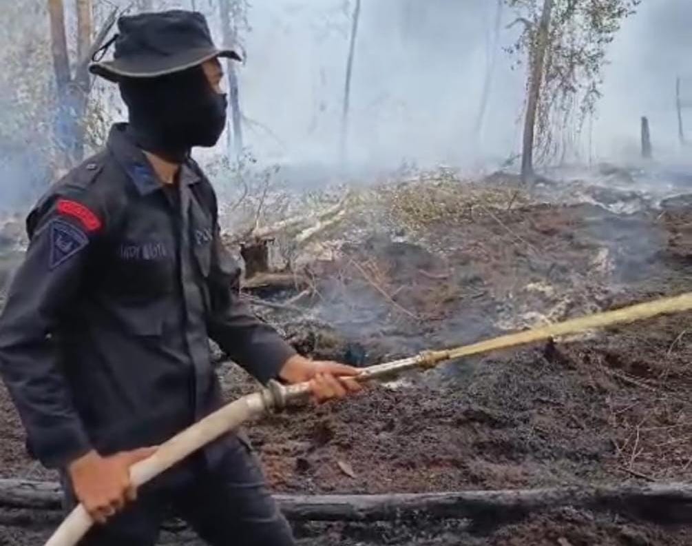 Tanggapi Laporan Masyarakat, Brimob Polda Kalteng dan Satgas Aman Nusa II Sigap Padamkan Karhutla di Km 16 Tjilik Riwut