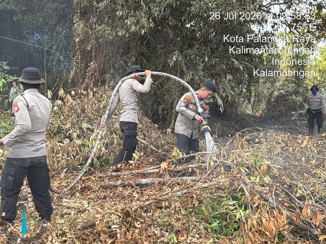 Cegah Api Kembali Membara, Personel Dirsamapta Lakukan Pembasahan Lahan di Kalampangan