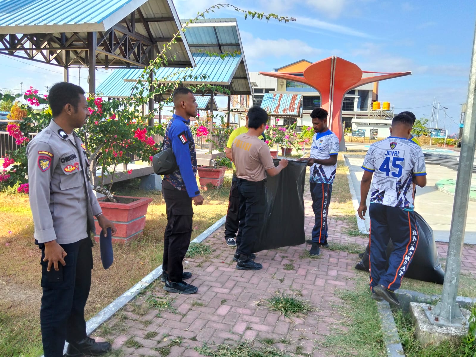 Aksi Nyata Satpolairud Raja Ampat dan Warga Sulap Pelabuhan Falaya Jadi Lebih ‘ASRI’