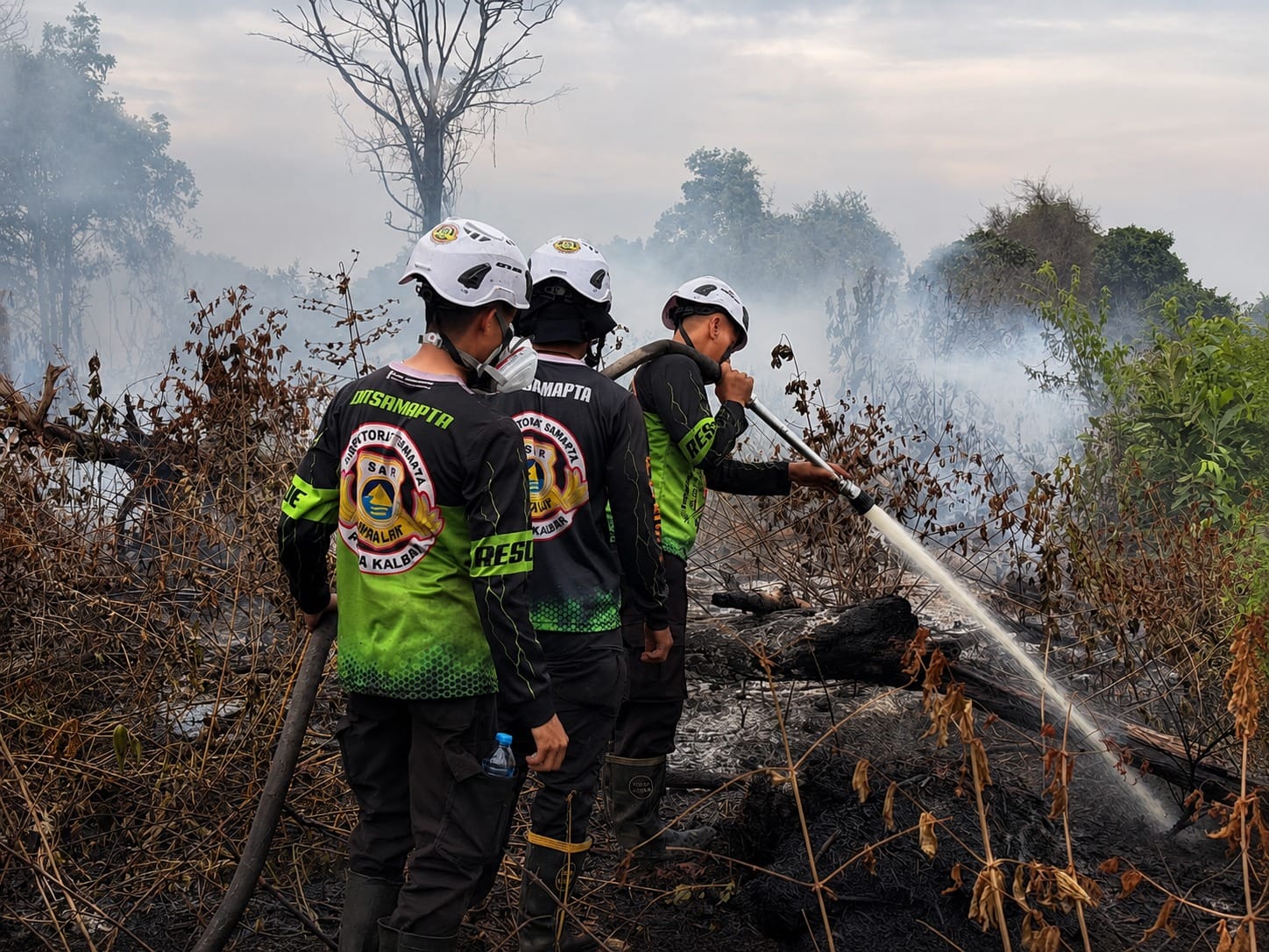 Antisipasi Karhutla di Musim Kemarau, Tim SAR Ditsamapta Polda Kalbar Sisir Titik Api di Desa Limbung
