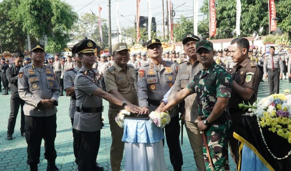 Resmi Naik Tipe Jadi Polresta Karawang, Kapolda Jawa Barat Irjen Pol. Pipit Rismanto Lantik Kombes Pol. Mario Prahatinto