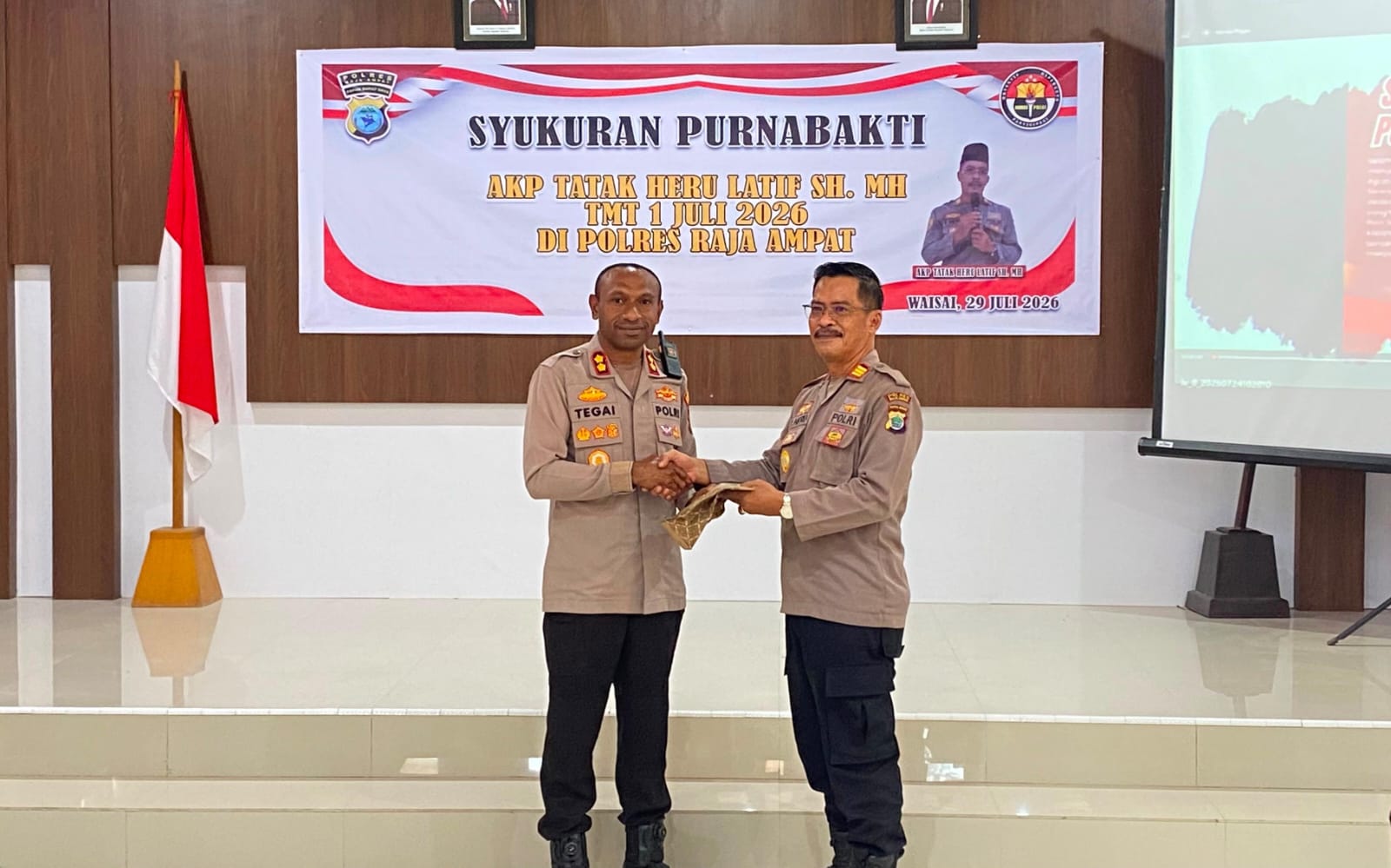 Purnabakti Setelah 38 Tahun Mengabdi, Pelepasan AKP Tatak Heru Latif di Polres Raja Ampat Diwarnai Haru