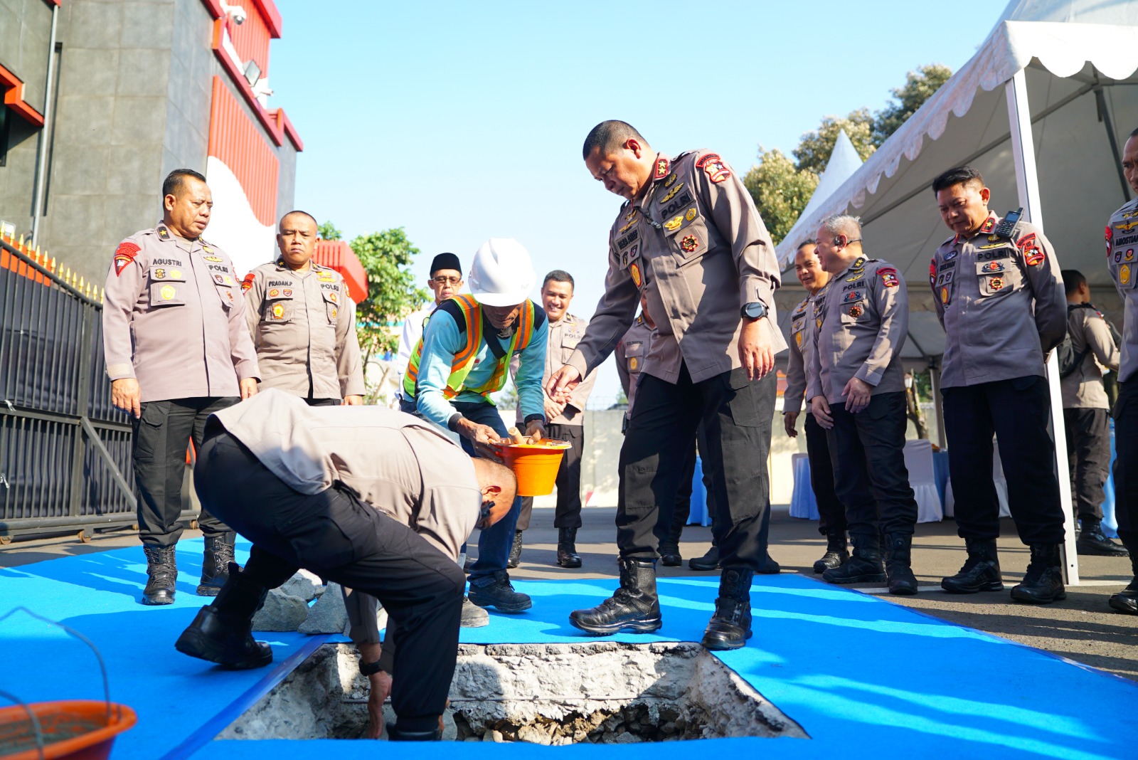 Wadankorbrimob Pimpin Peletakan Batu Pertama Gerbang Baru Mako Kelapadua